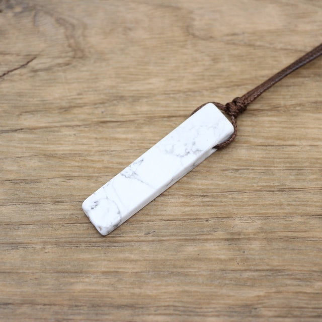 Edelsteinsplitter auf Lederband: Natürliche Schönheit und Spirituelle Energie