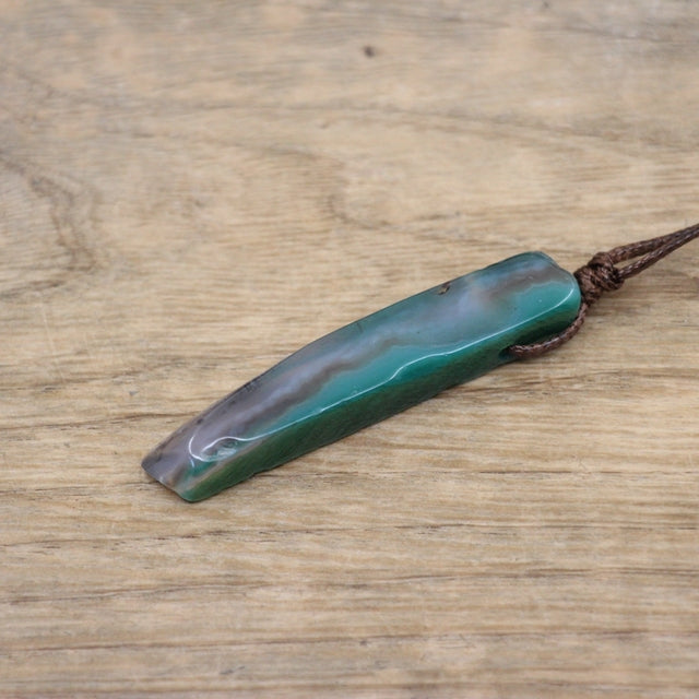 Edelsteinsplitter auf Lederband: Natürliche Schönheit und Spirituelle Energie