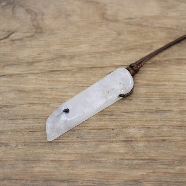 Edelsteinsplitter auf Lederband: Natürliche Schönheit und Spirituelle Energie