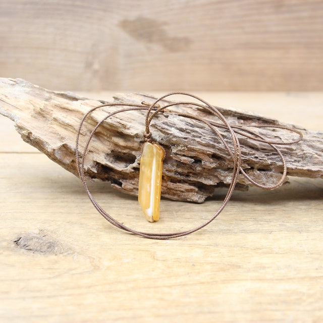 Edelsteinsplitter auf Lederband: Natürliche Schönheit und Spirituelle Energie