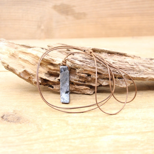 Edelsteinsplitter auf Lederband: Natürliche Schönheit und Spirituelle Energie