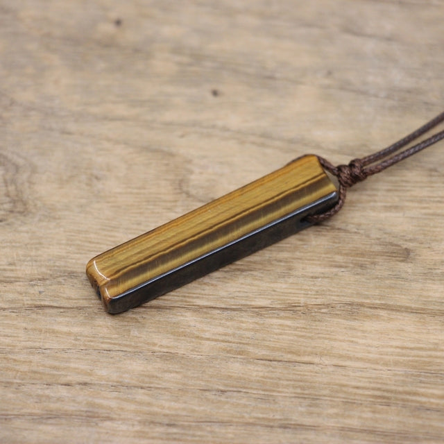 Edelsteinsplitter auf Lederband: Natürliche Schönheit und Spirituelle Energie